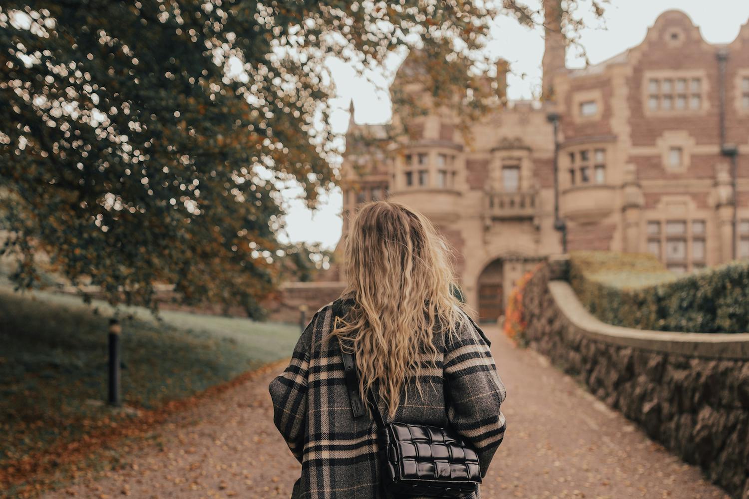 Tjolöholm i sensommarskrud.