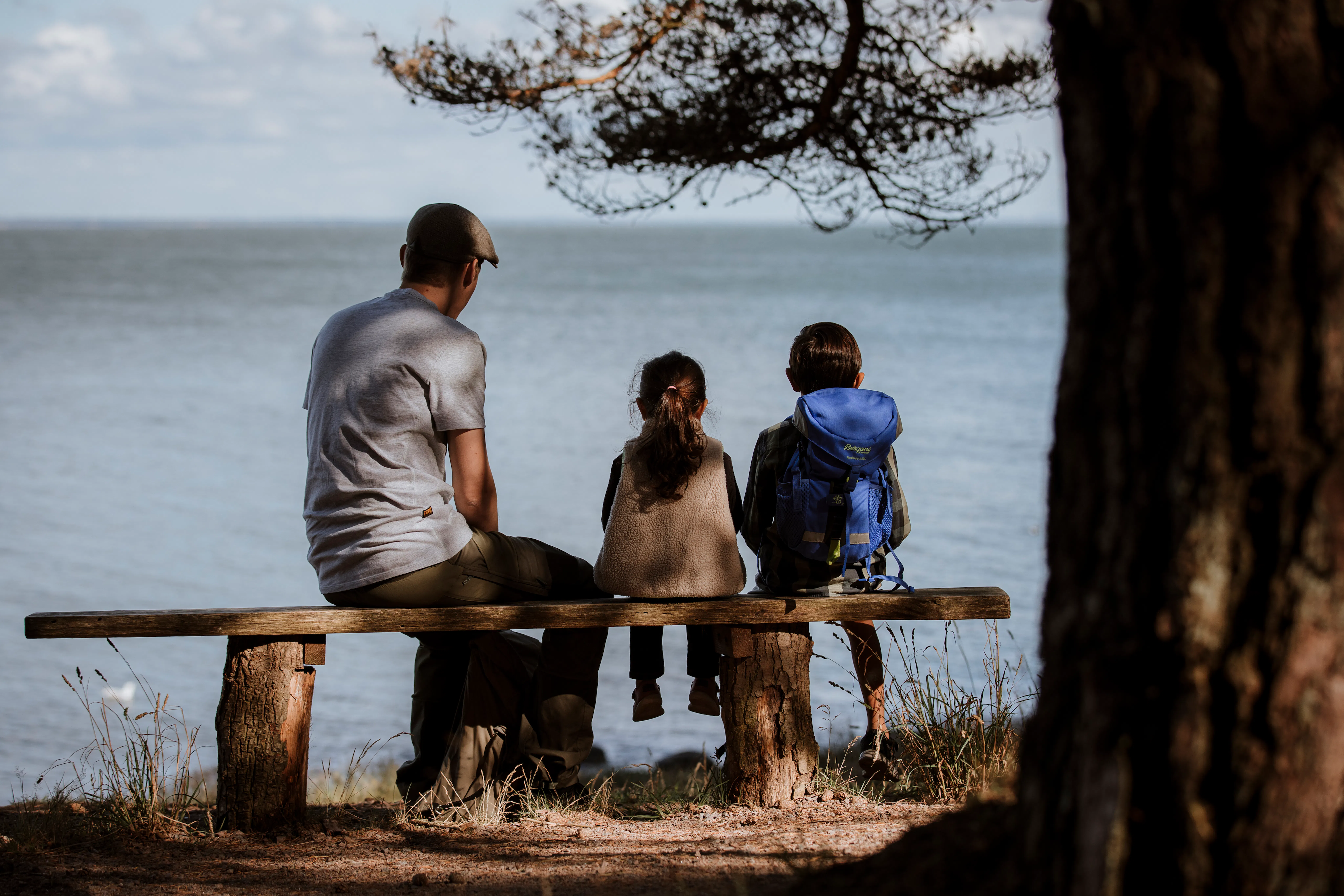 En familj blickar ut över havet längs kustnära vandringsleden Prins Bertils stig.