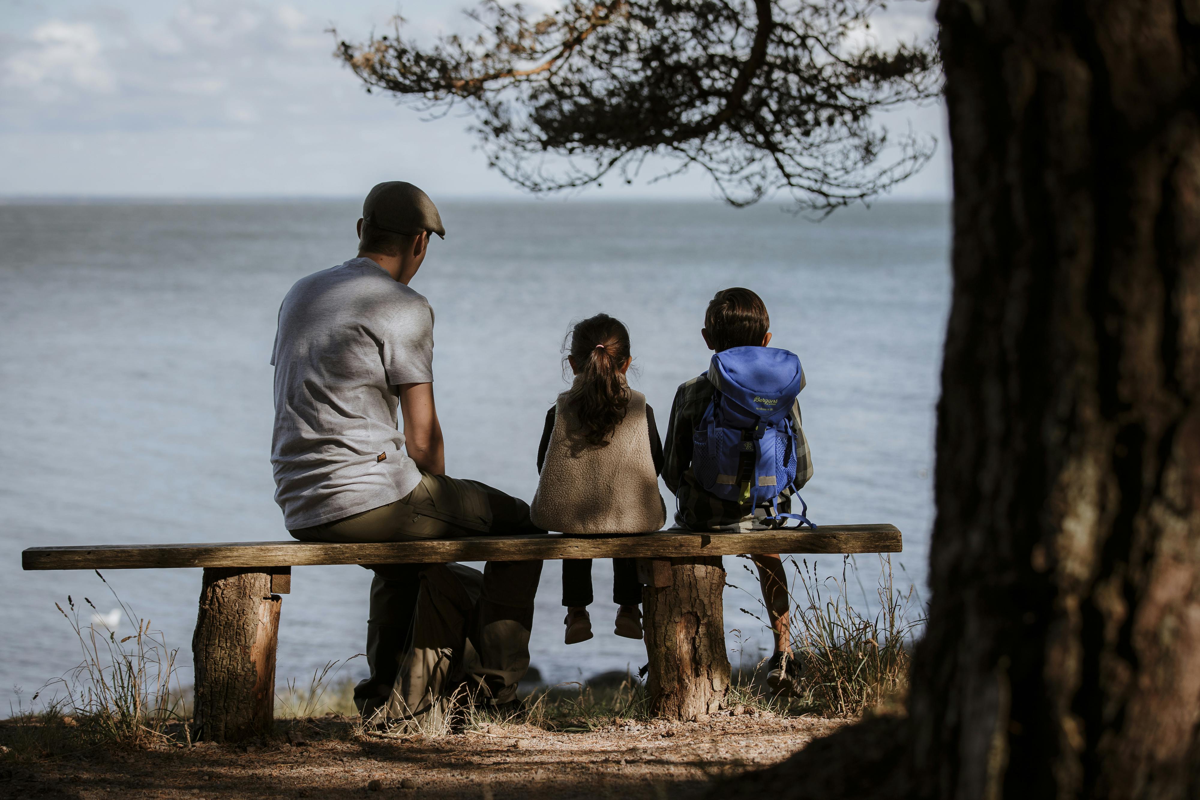 En familj blickar ut över havet längs kustnära vandringsleden Prins Bertils stig.