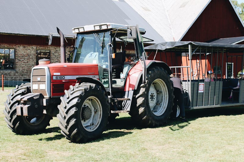 En traktor står redo på Öströö fårfarm för att ta med familjen på fårsafari.