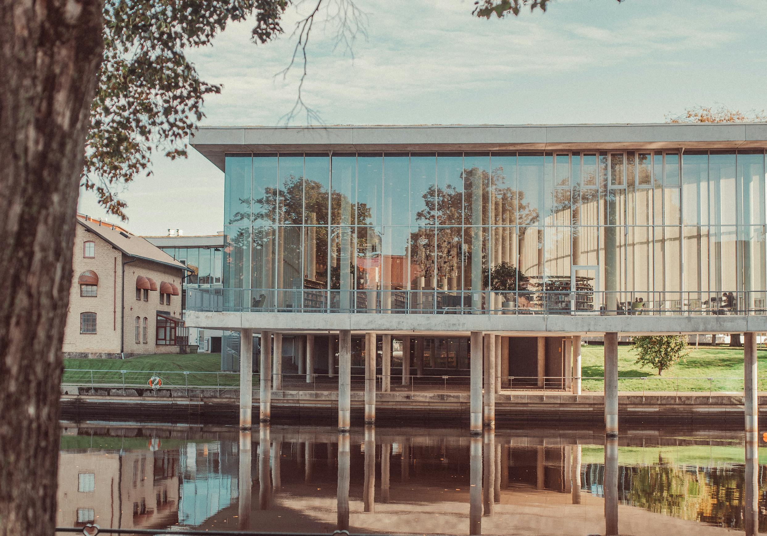 Stadsbiblioteket i Halmstad längs med Nissan.