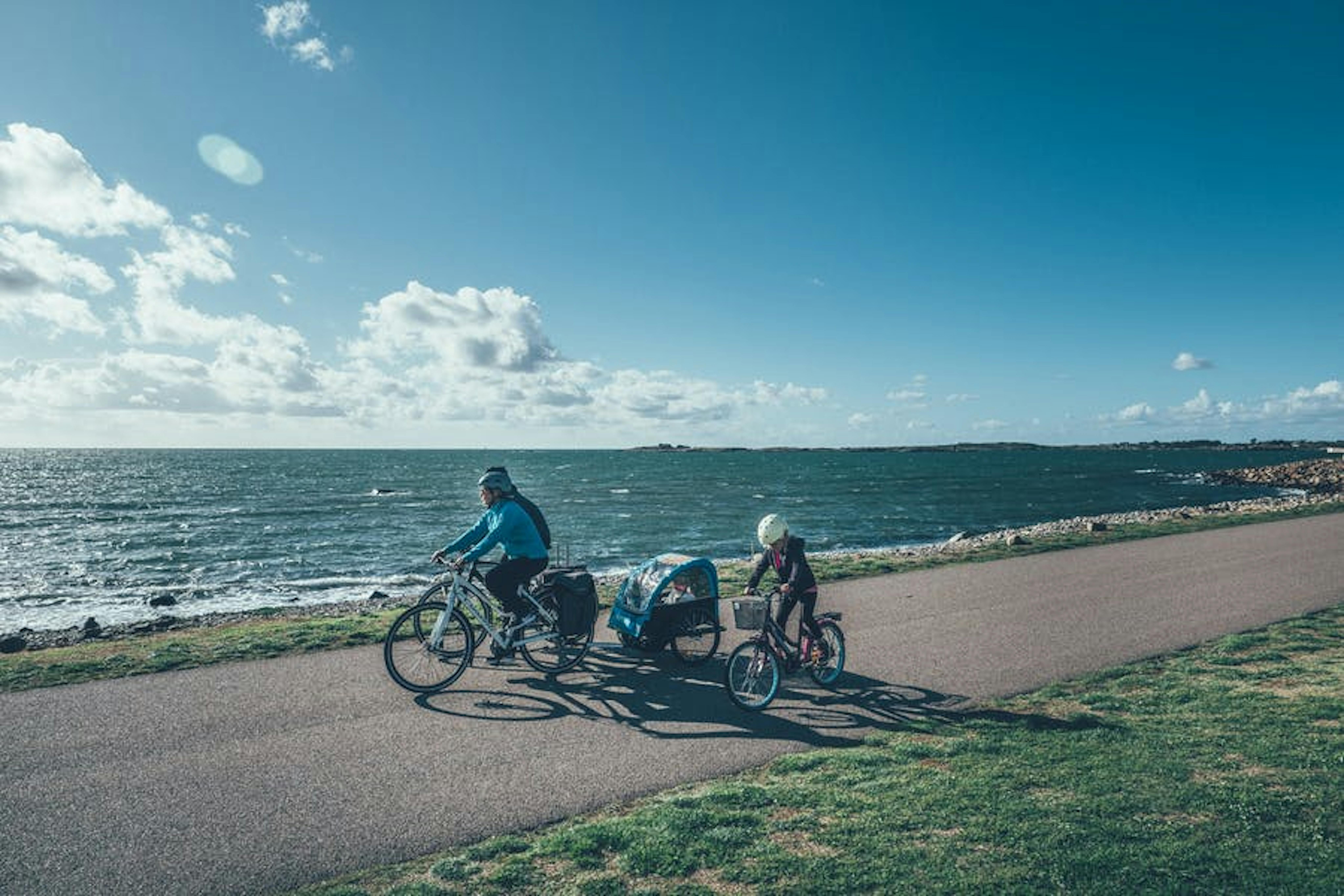 Familie auf Radtour entlang der Küste