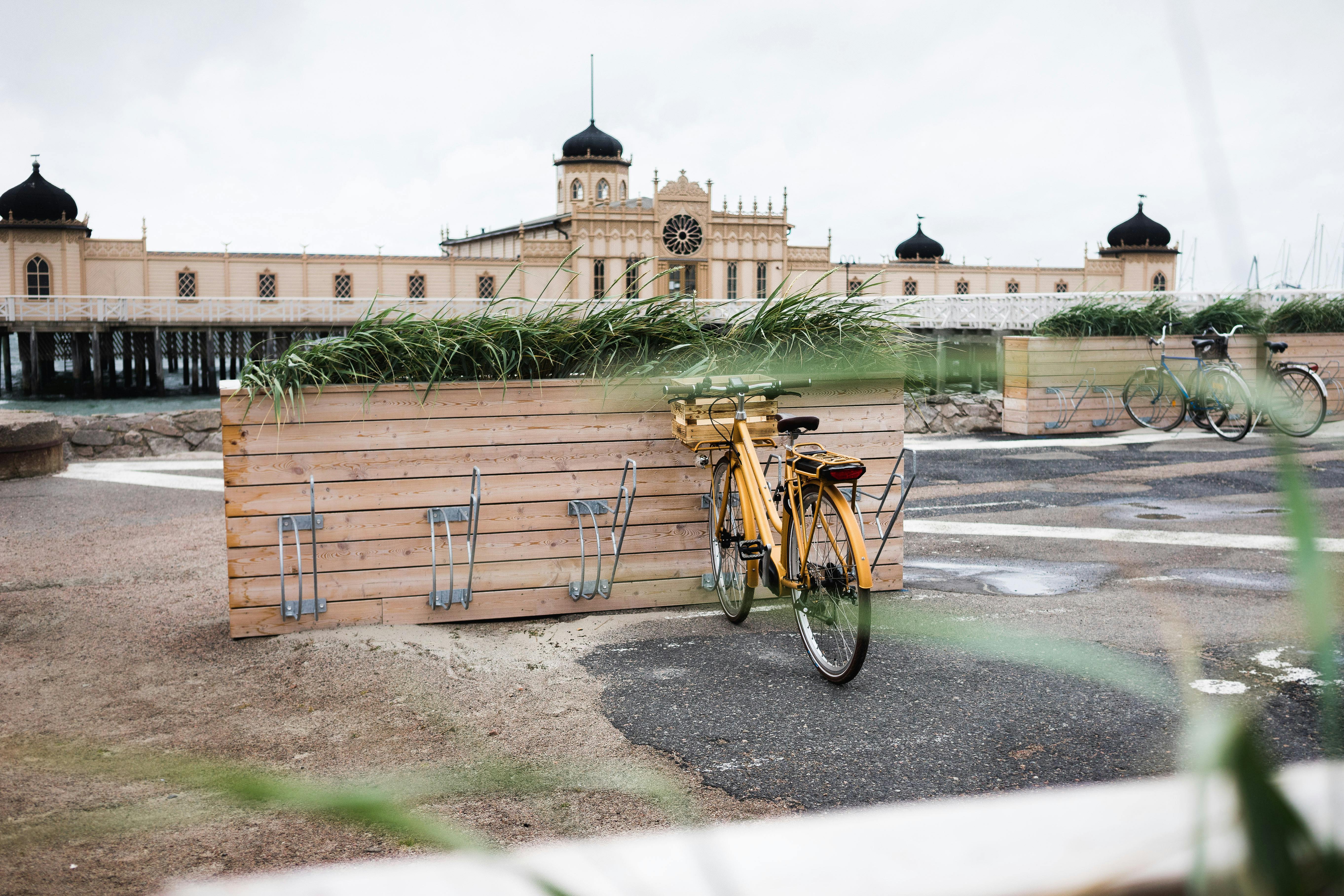 Cykel vid Kallbadhuset i Varberg, Halland