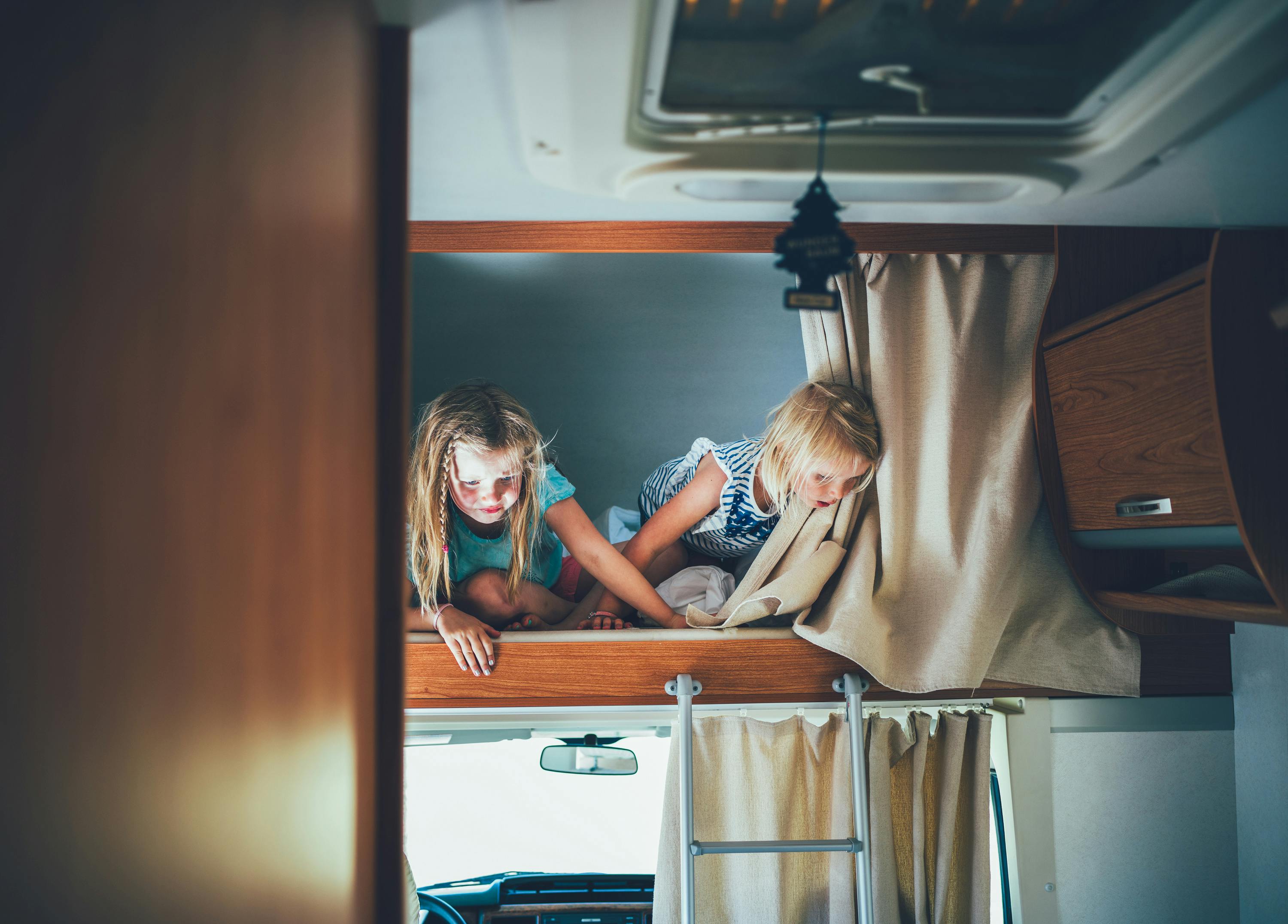 Kinder spielen in einem Wohnmobil.