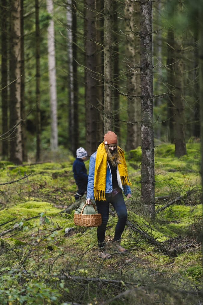 Familj på utflykt i skogen runt Hjörneredssjöarna i Halland.