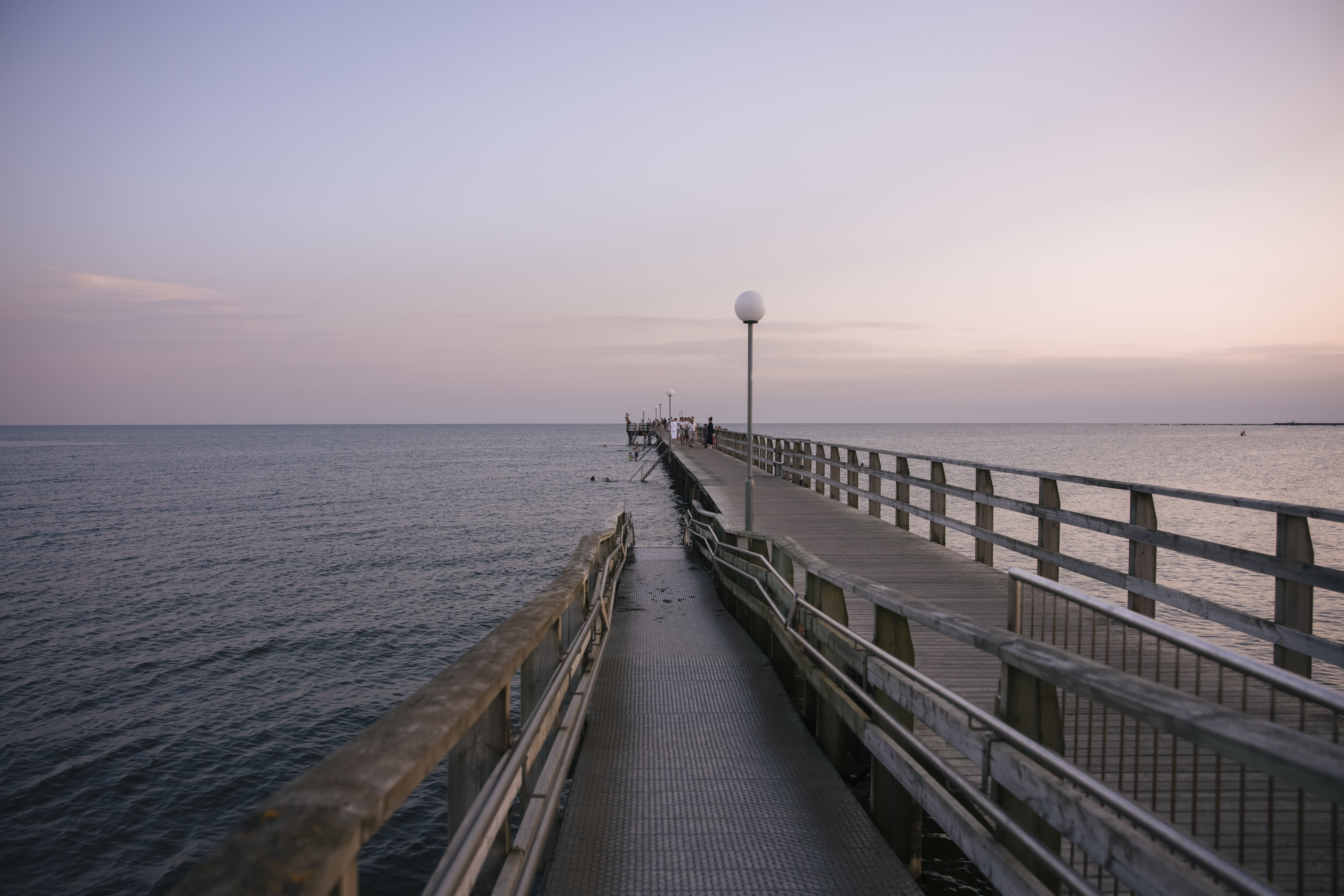 Bryggan på Skrea Strand med stegar och handikappsramp.