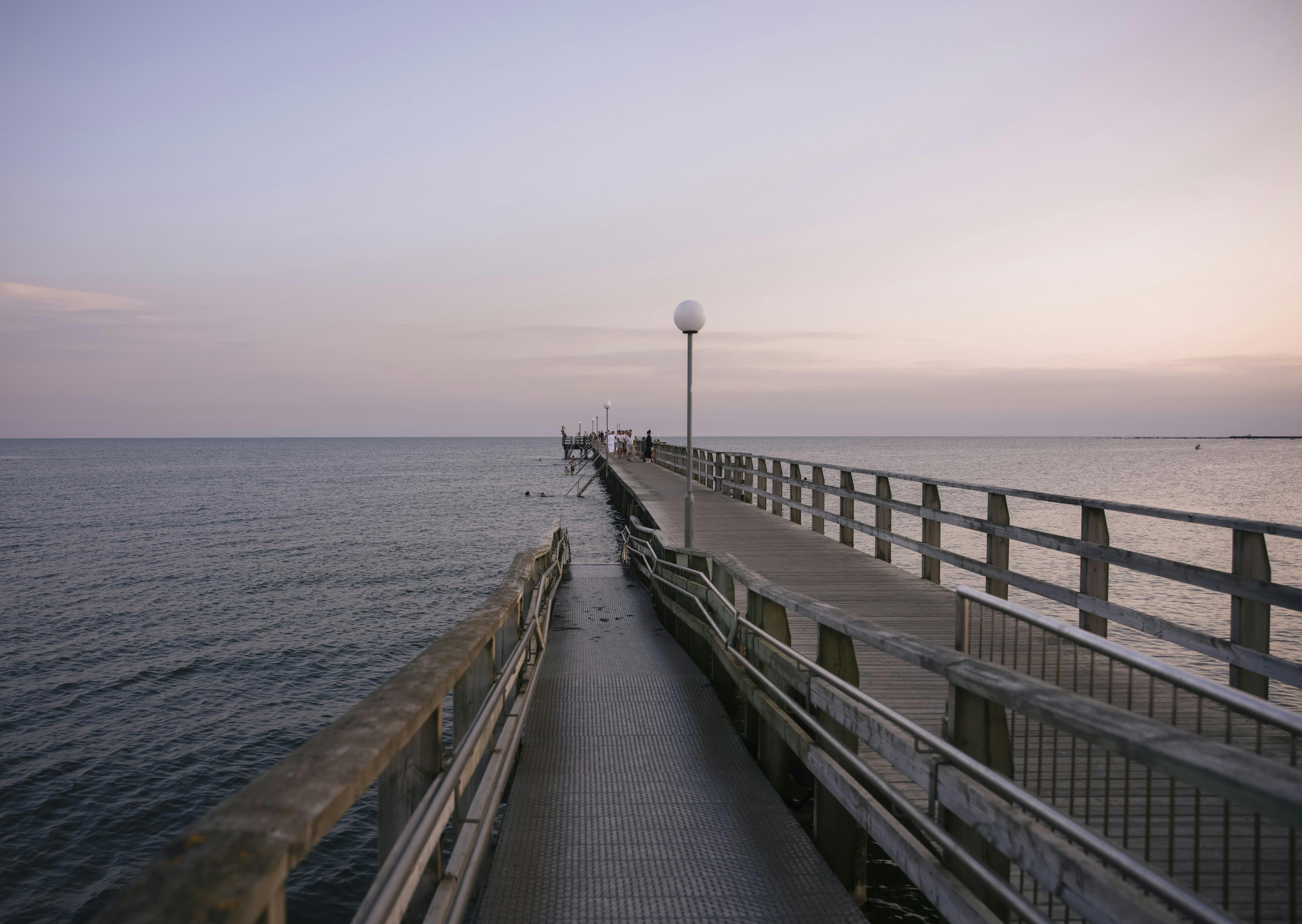 Bryggan på Skrea Strand med stegar och handikappsramp.