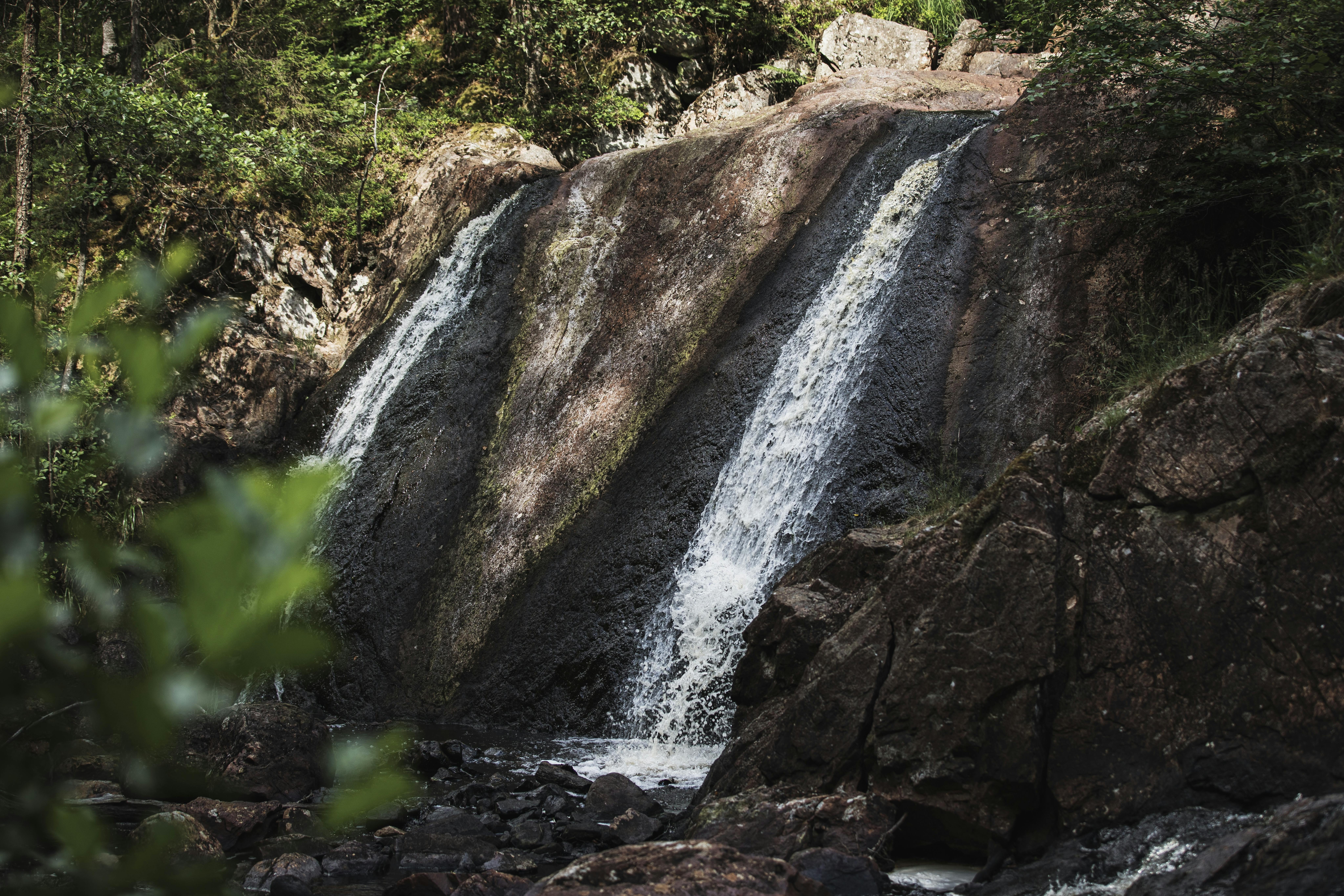Vattnet forsar ner från vattenfallet Danska Fall