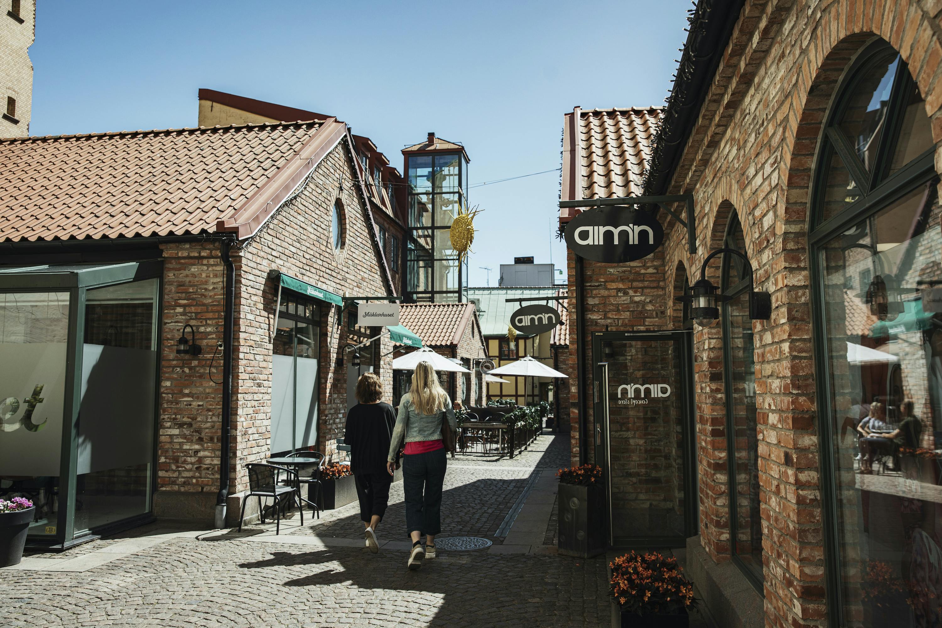 Personer strosar genom mysiga Halmstad.