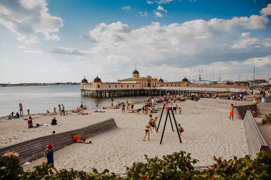 Barnens badstrand i Varberg är fullt av både vuxna och barn.