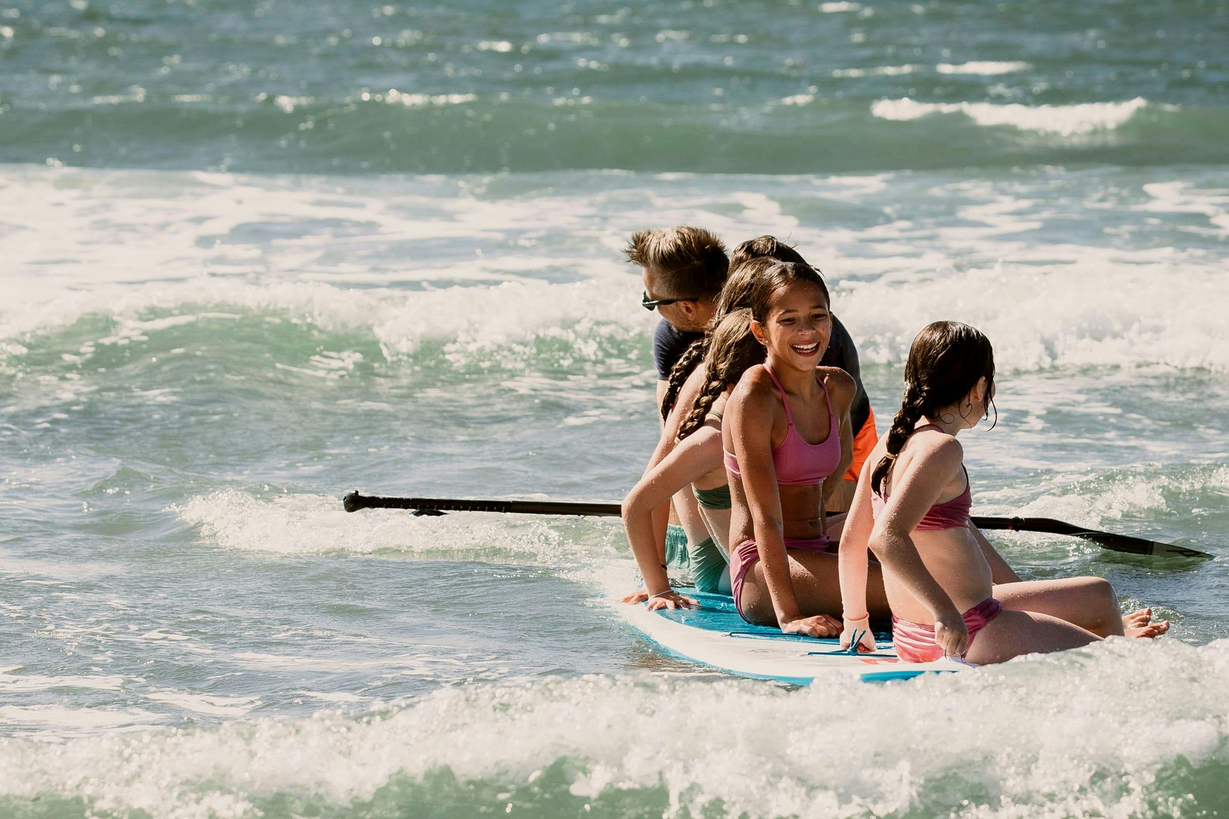 Glada barn surfar i Halland.