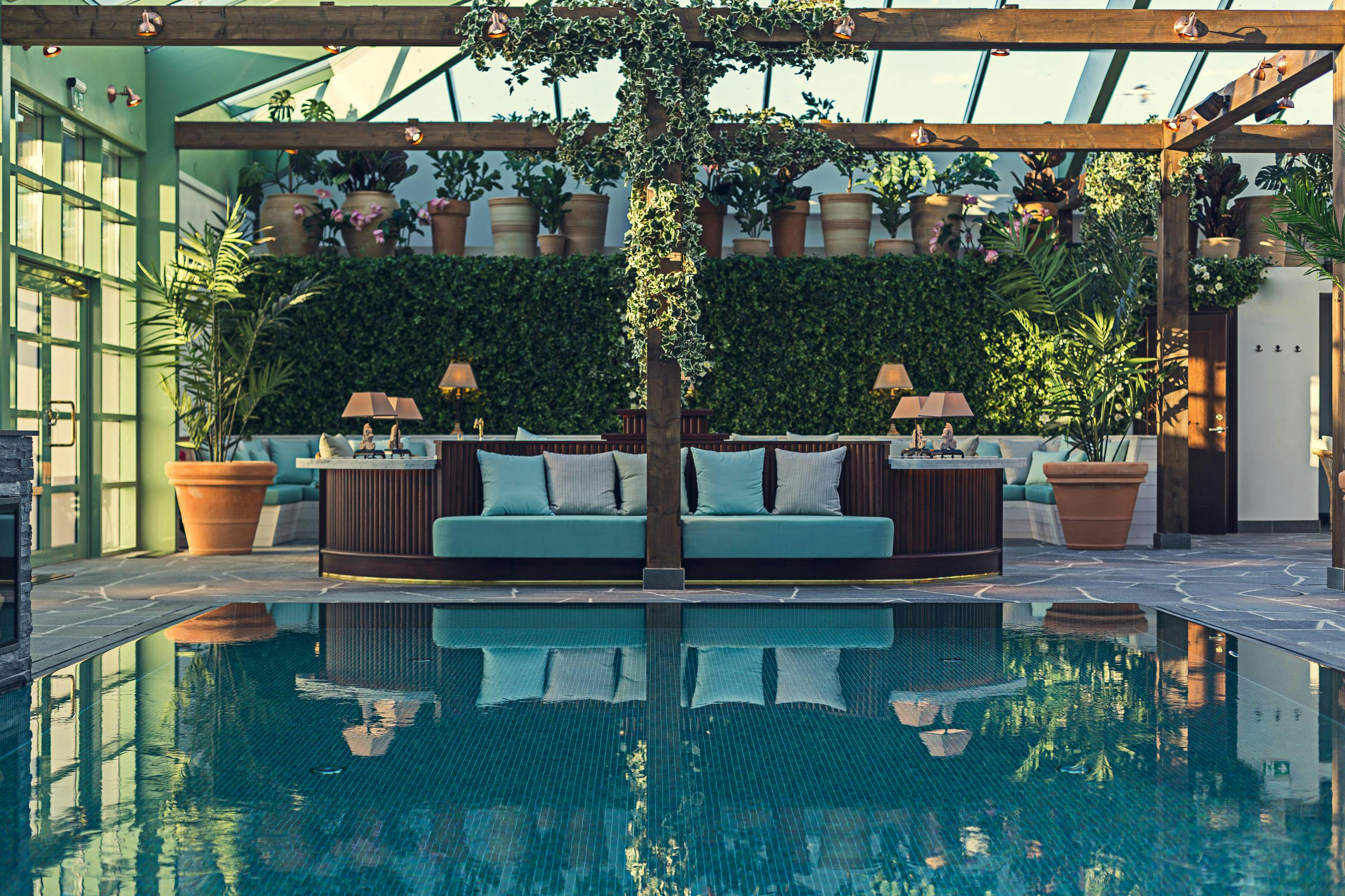 Poolen ligger lugn och de inbjudande sofforna är tomma.