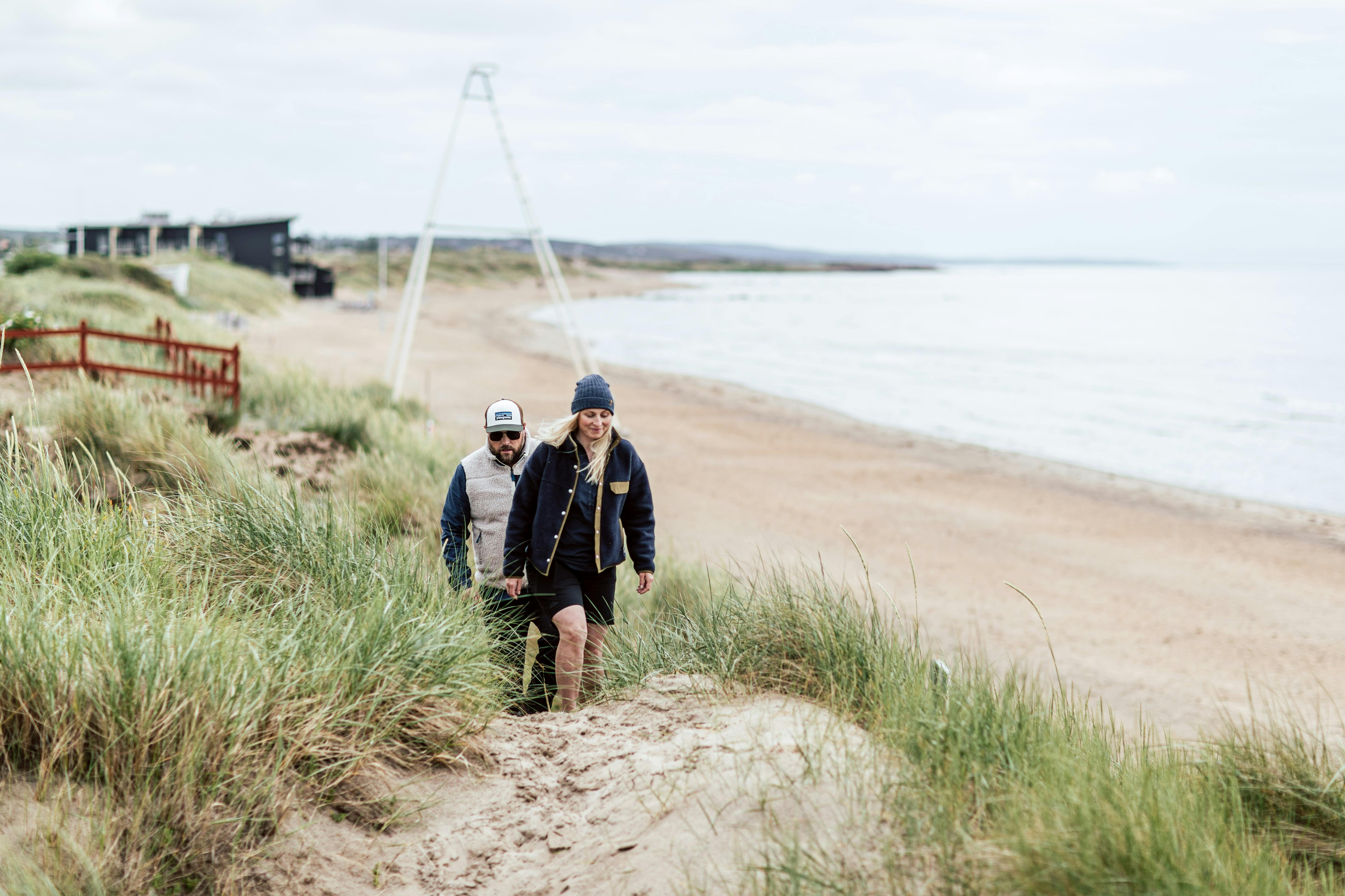 Promenera längs stranden på Skrea strand i Falkenberg