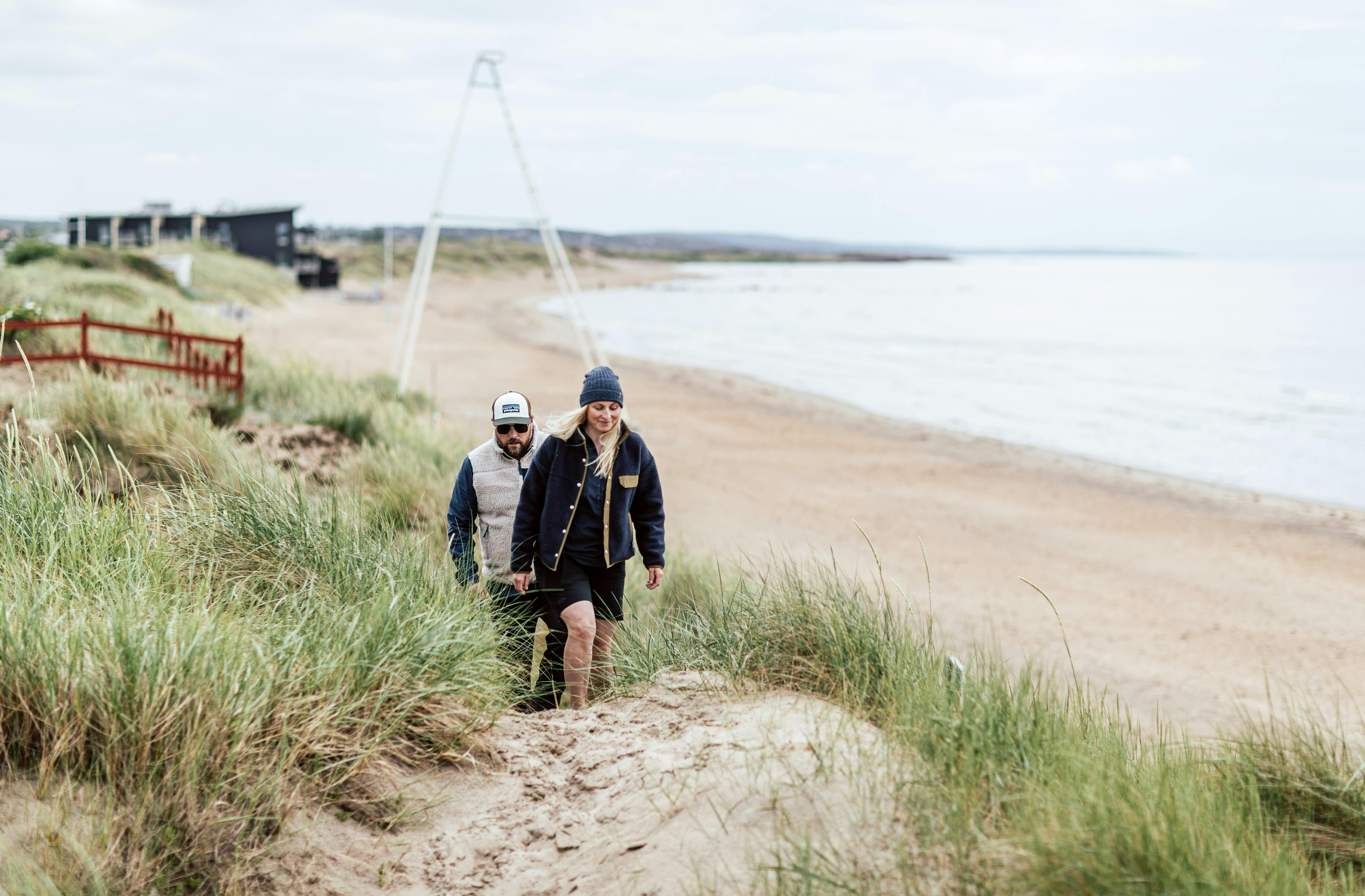 Promenera längs stranden på Skrea strand i Falkenberg