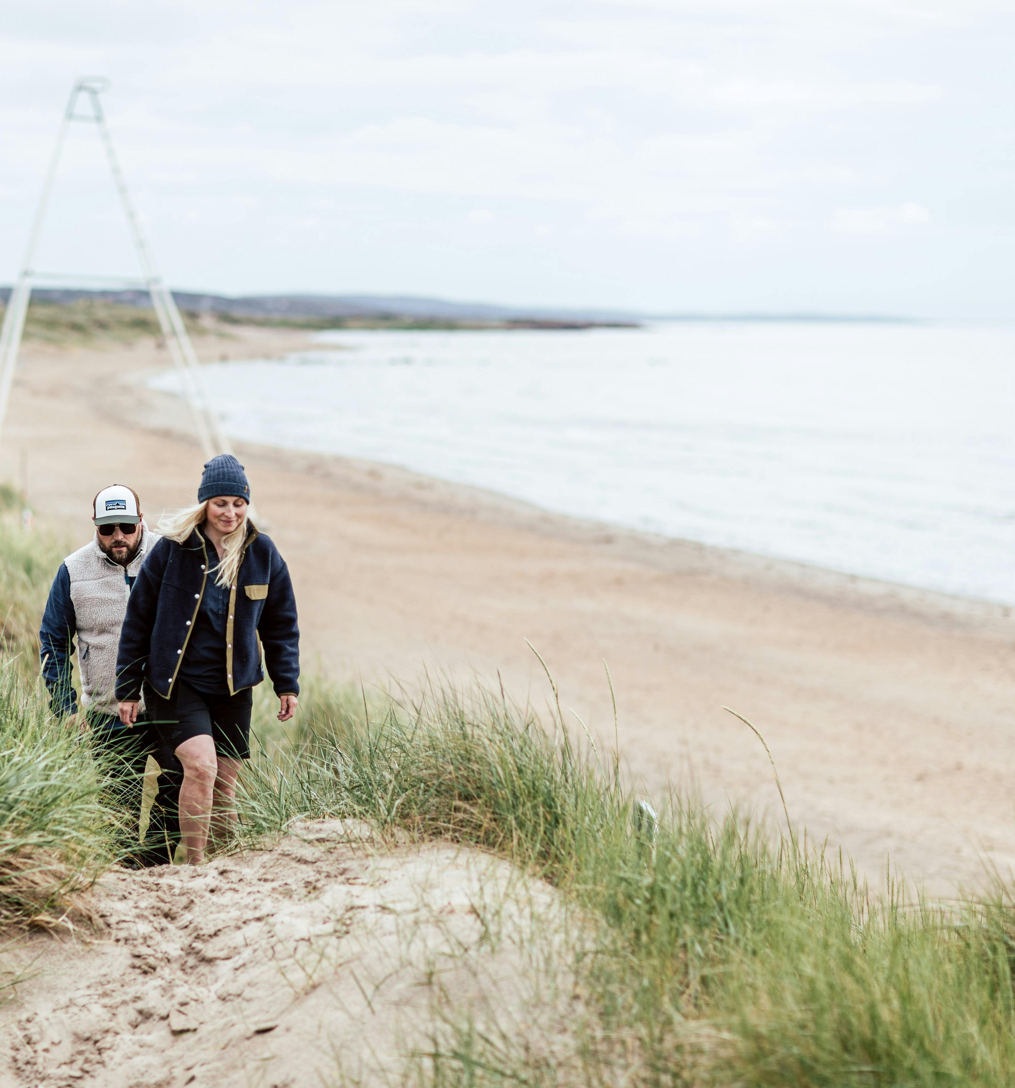 Promenera längs stranden på Skrea strand i Falkenberg