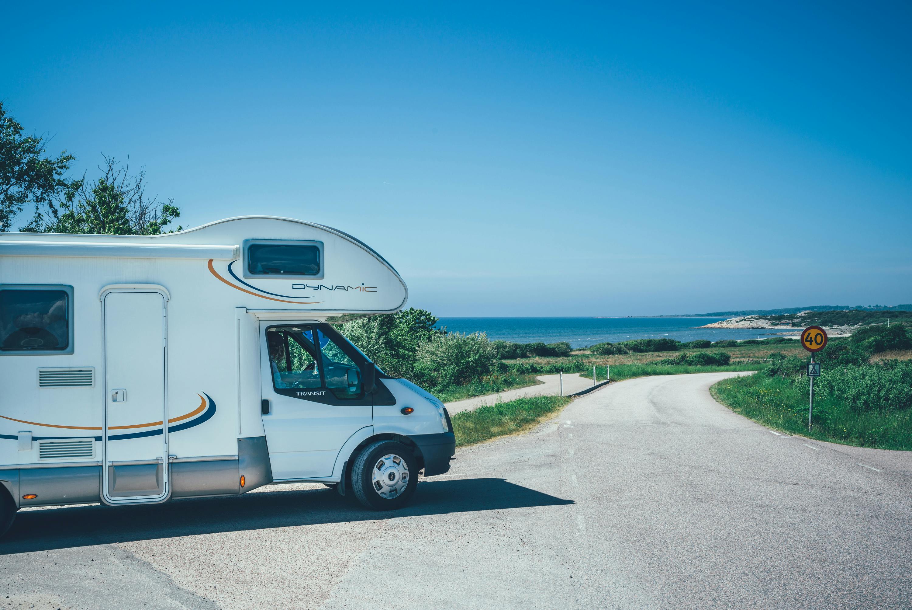 Wohnmobil biegt auf Küstenstraße ab.
