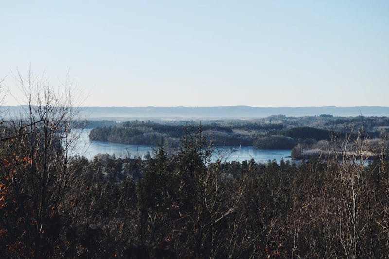 Bild med utsikt över en sjö.