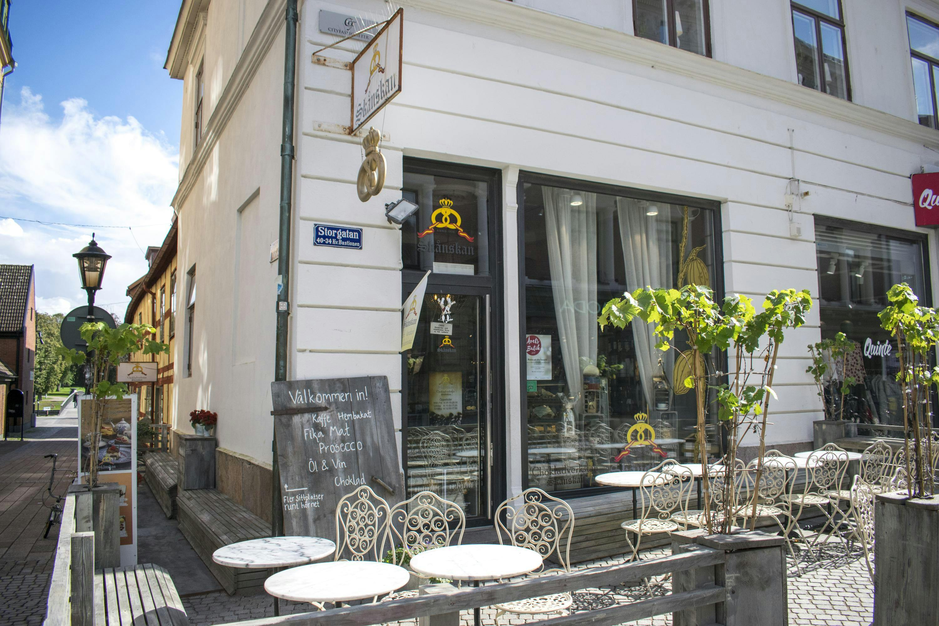 Bild på entrén till Skånskan. Det hänger en skylt ovanför dörren.