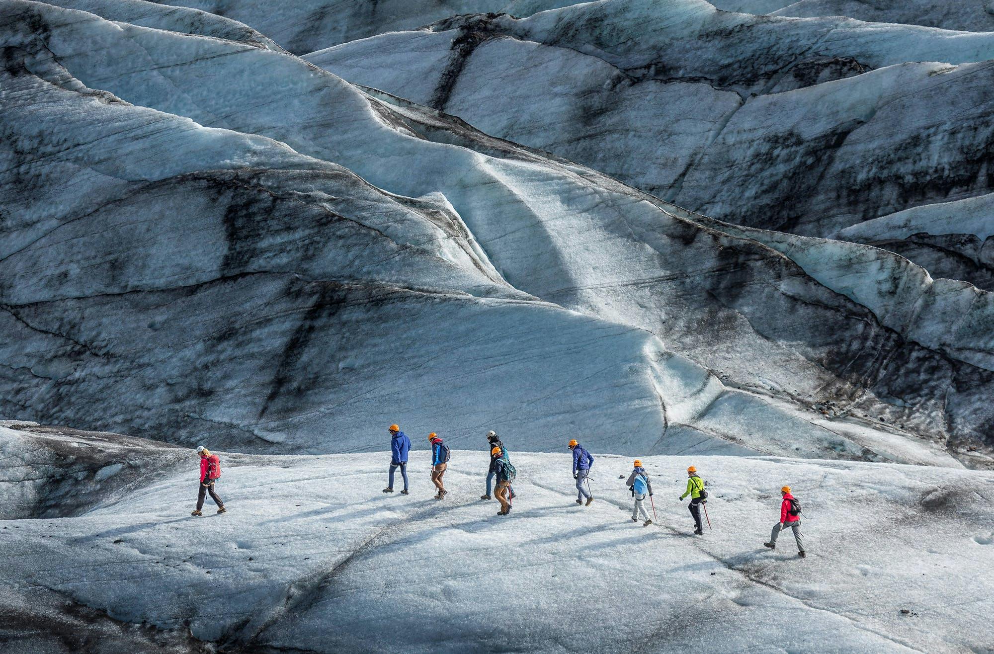 Les gens font de la randonnée sur le glacier Swinafelsjokudl