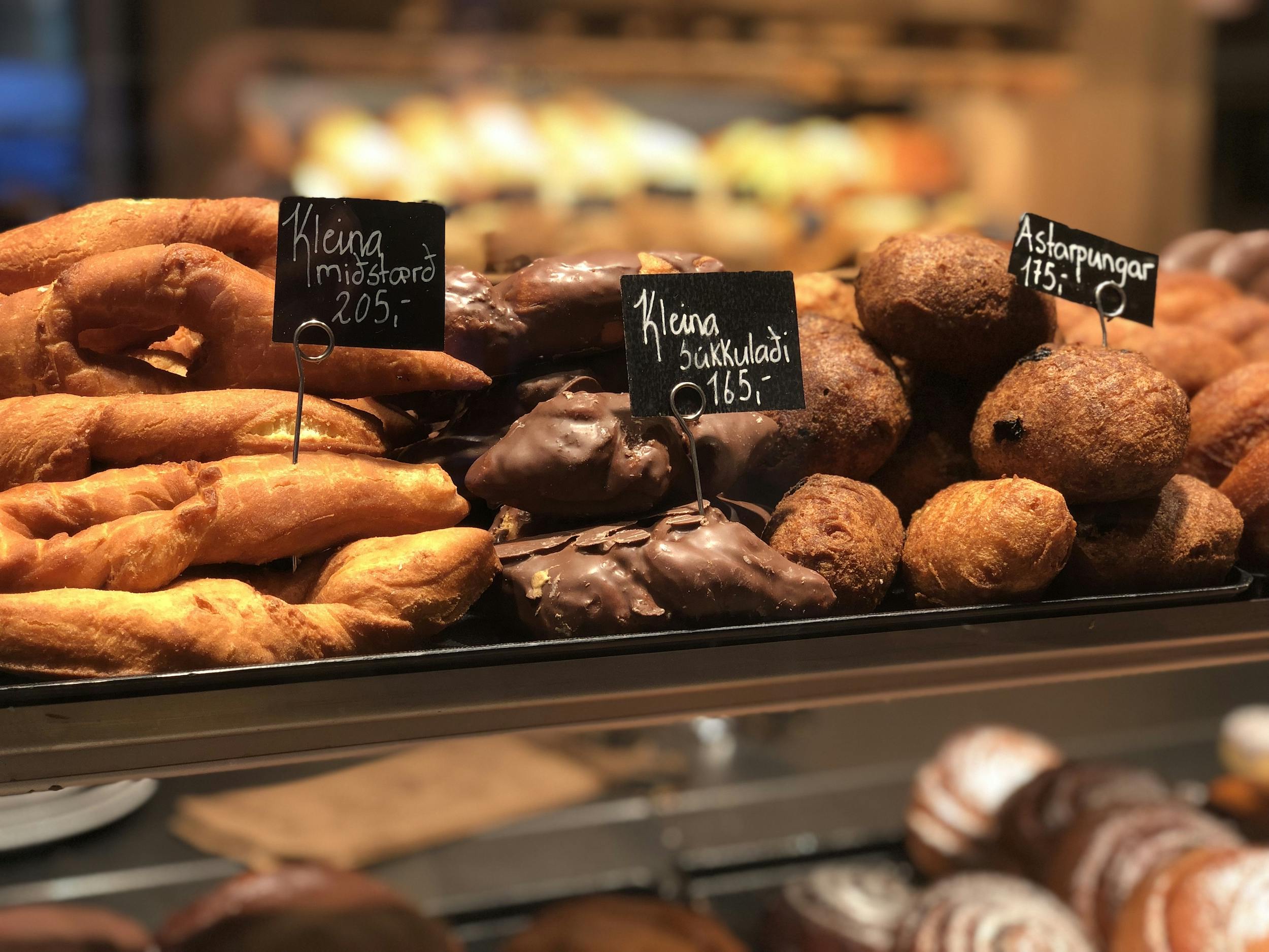 Kleinur with chocolate and without as well as astarpungar in the display of a bakery