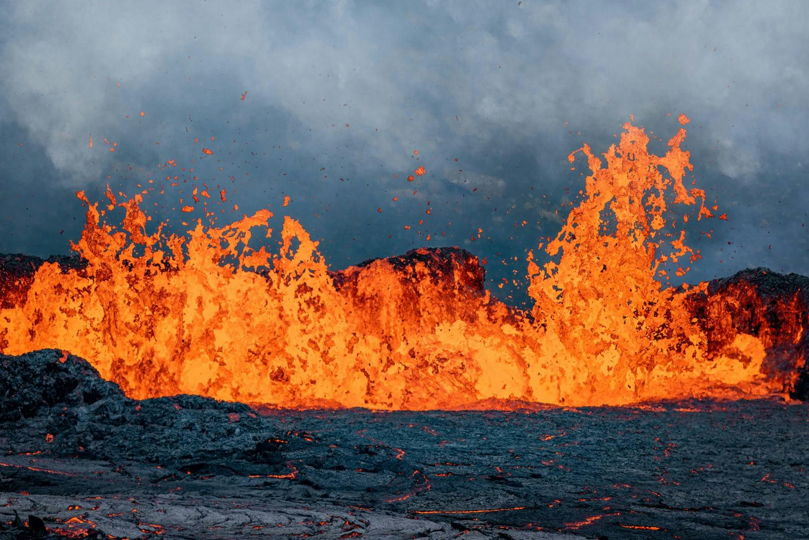 visit erupting volcano iceland