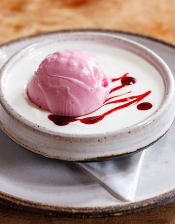Skyr in a bowl with strawberry Ice cream on top