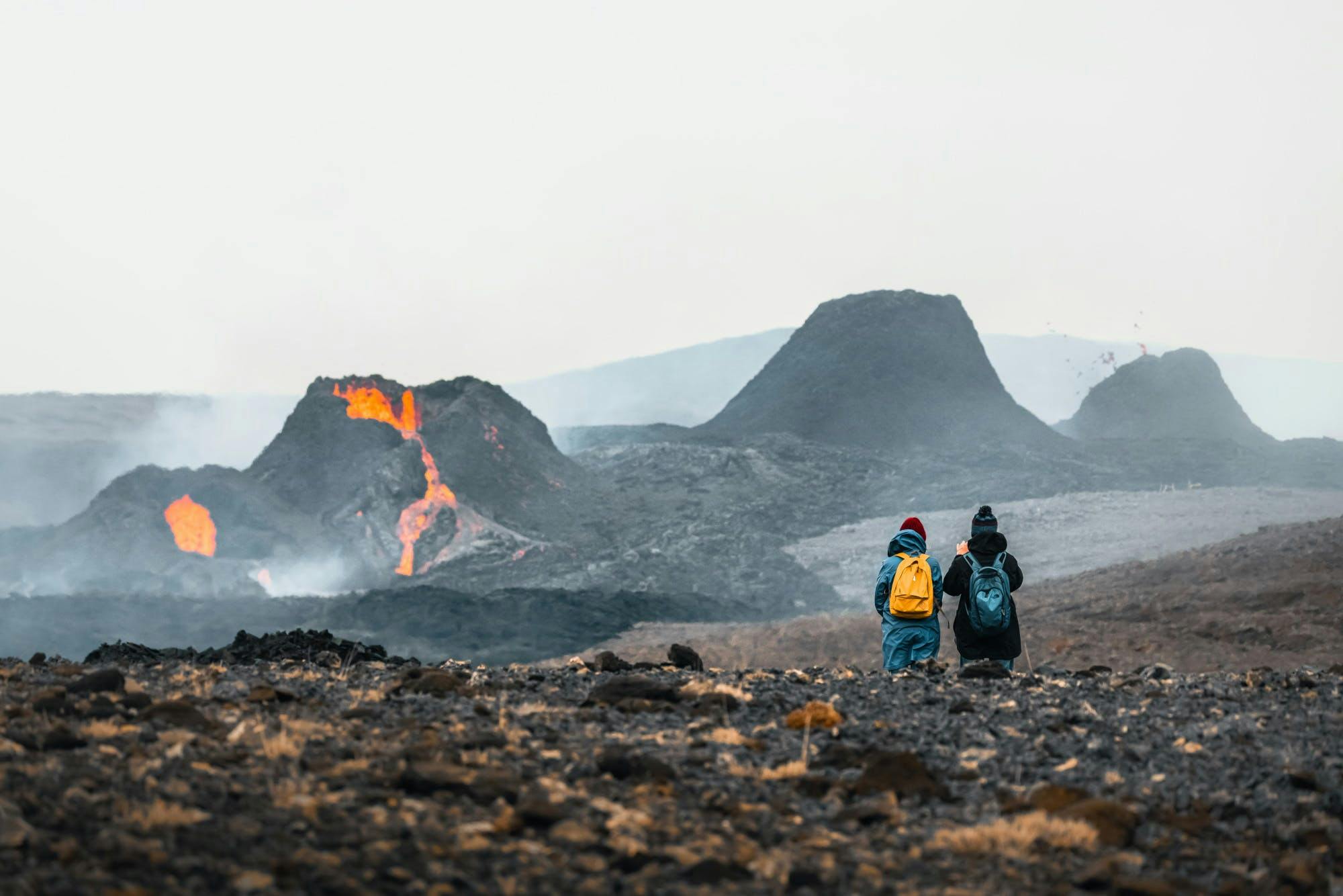 Le couple part en randonnée vers le volcan Geldingadalir