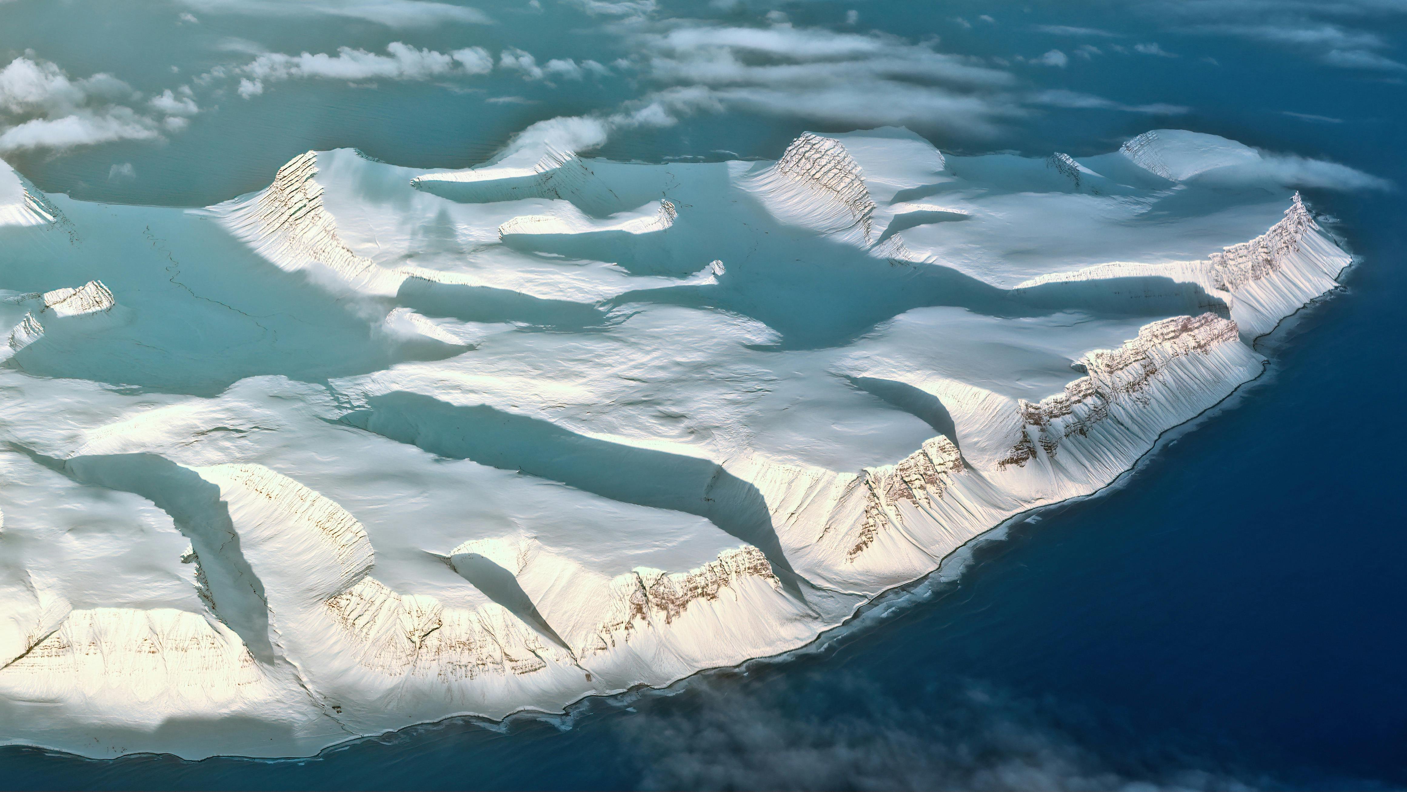 Самую большую площадь занимают ледники. Ледяной Покров Антарктиды. Остров Смоленск Антарктида. Ледник Туэйтса. Шлейфовые ледники Антарктиды.