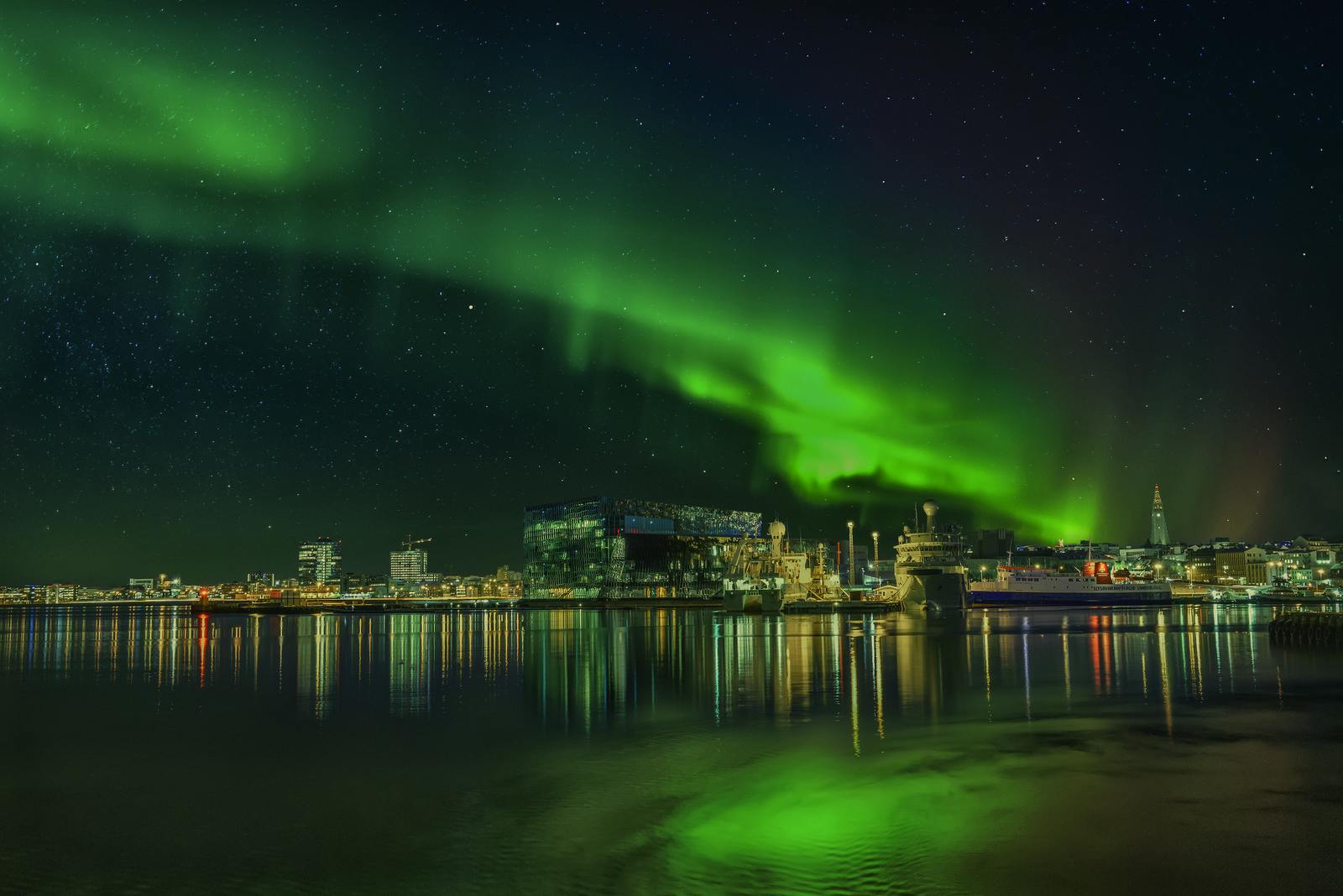 Reykjavik skies alluminated by Northern lights 