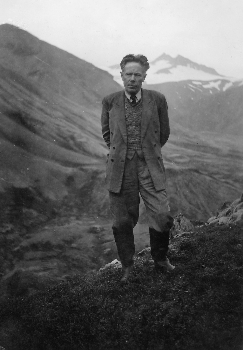 Þórbergur Þórðarson posing for a photography in Suðursveit where he