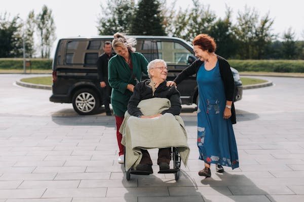 Cum să recunoști că persoanele dragi au nevoie de îngrijire într-un centru de asistență și îngrijire a persoanelor vârstnice