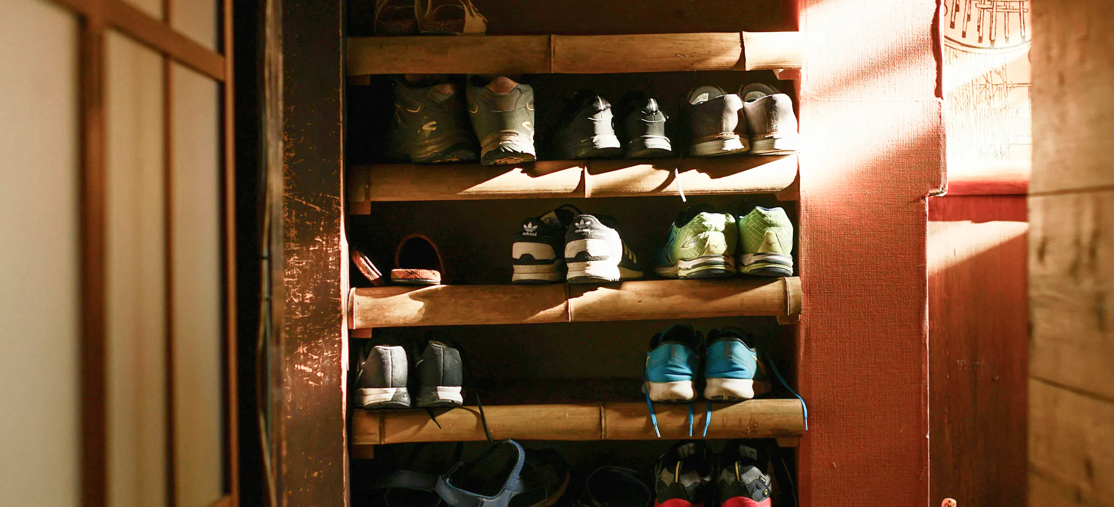 Why closed spaces smell worse