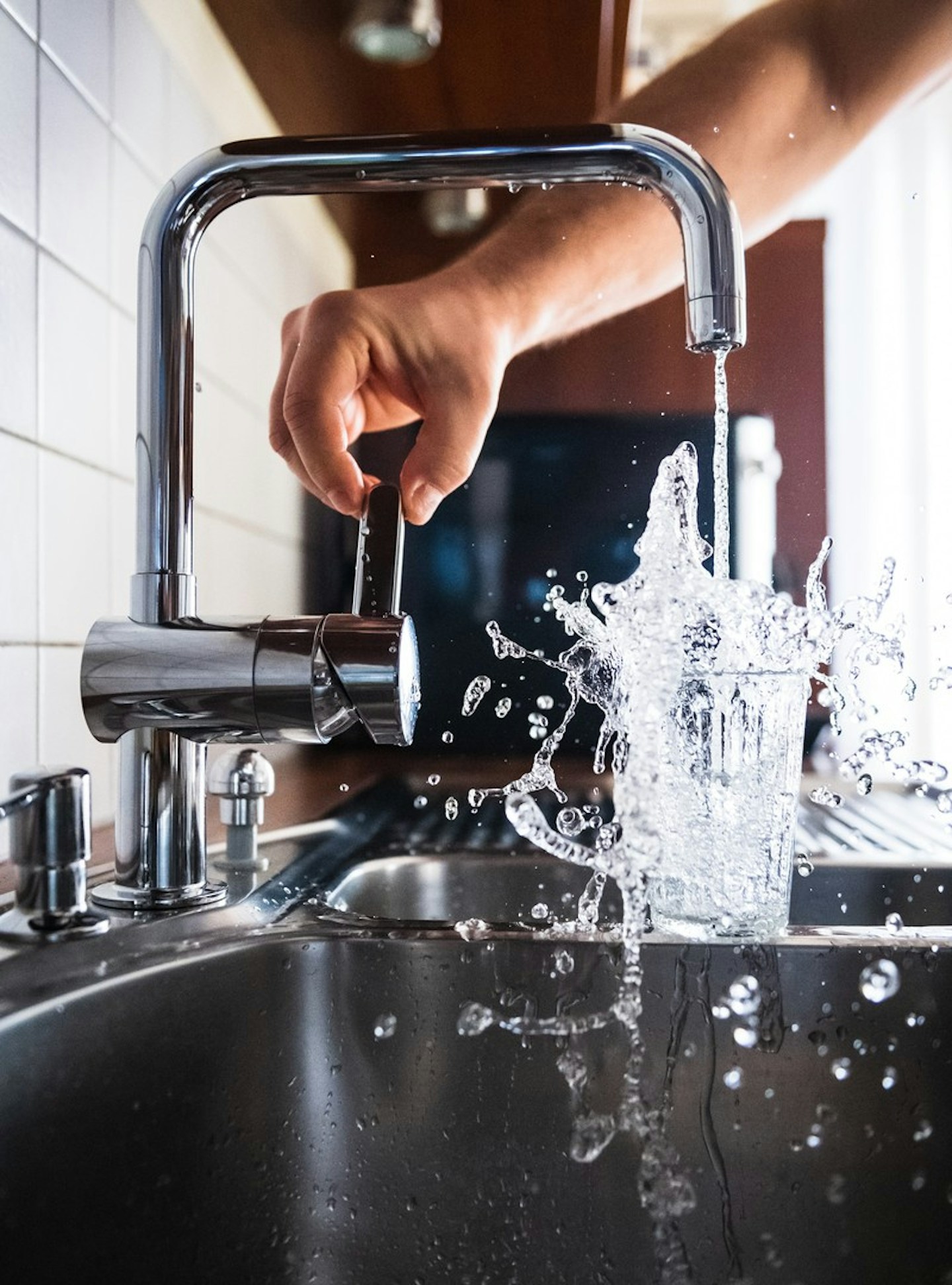 6 easy ways to have a sustainable life: close the faucet off