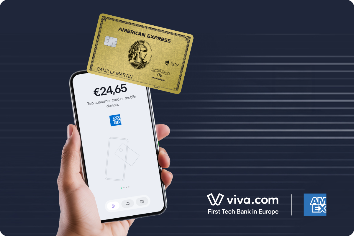 Main tenant un smartphone affichant l’application Viva.com avec un écran de paiement sans contact de 24,65 €, tandis qu’une carte American Express Gold est approchée pour effectuer la transaction.