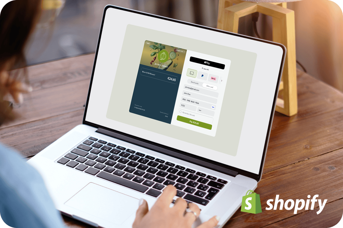 Intégration de la passerelle de paiement Shopify — client finalisant un achat sur ordinateur portable via Viva.com Smart Checkout, avec les moyens de paiement Apple Pay, Klarna et carte affichés