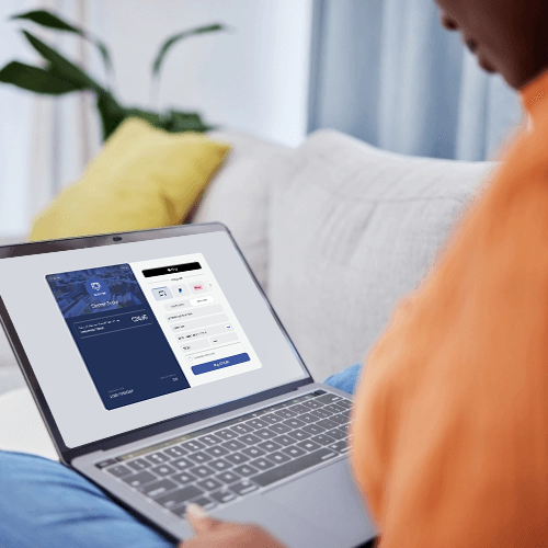 Nutzer konfiguriert Online-Zahlungen über Viva.com Smart Checkout auf einem Laptop, um sofort Zahlungen entgegennehmen zu können