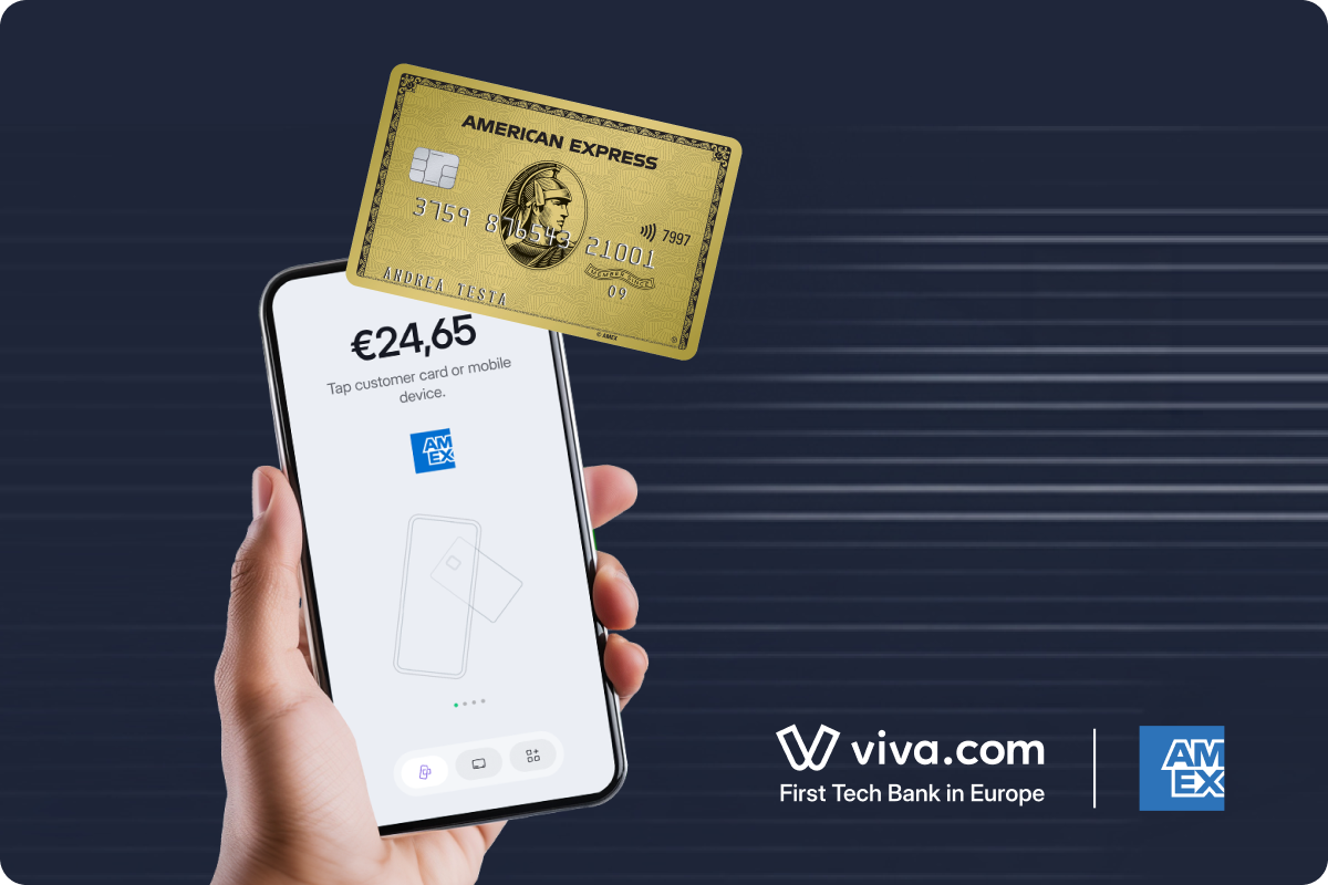 Mano che tiene uno smartphone con l’app Viva.com aperta, che mostra una schermata di pagamento contactless di 24,65 €, mentre una carta American Express Gold viene avvicinata per completare la transazione.