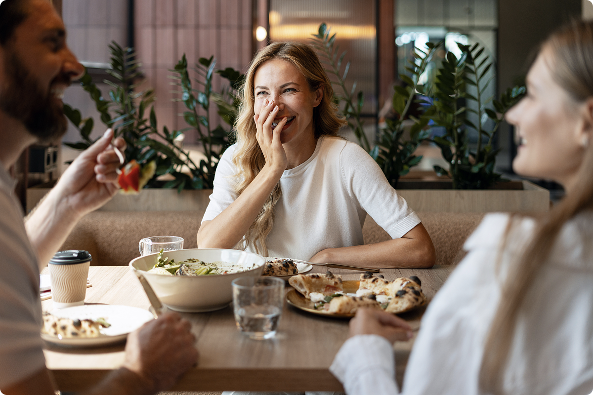 Soluções de pagamento para restaurantes, para consumo no local, takeaway e entrega — cliente satisfeito a desfrutar de uma refeição num restaurante moderno, pagamentos viva.com para serviços de restauração