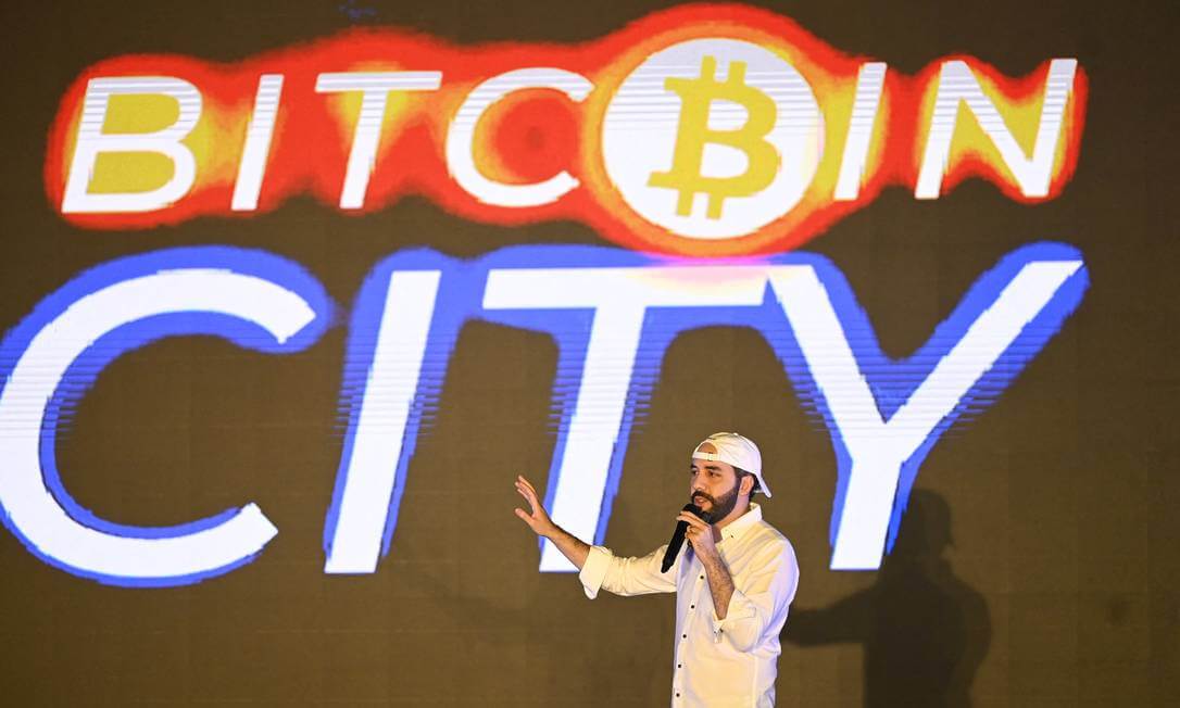 Presidente de El Salvador apresentando o projeto da Bitcoin City