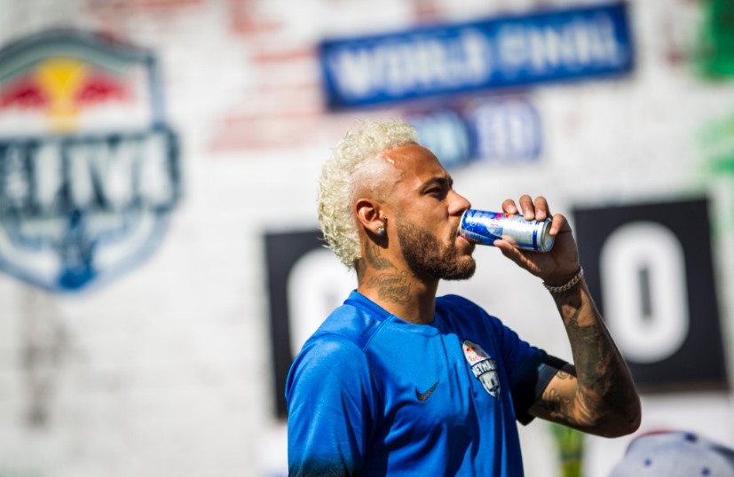 Neymar tomando Red Bull. 