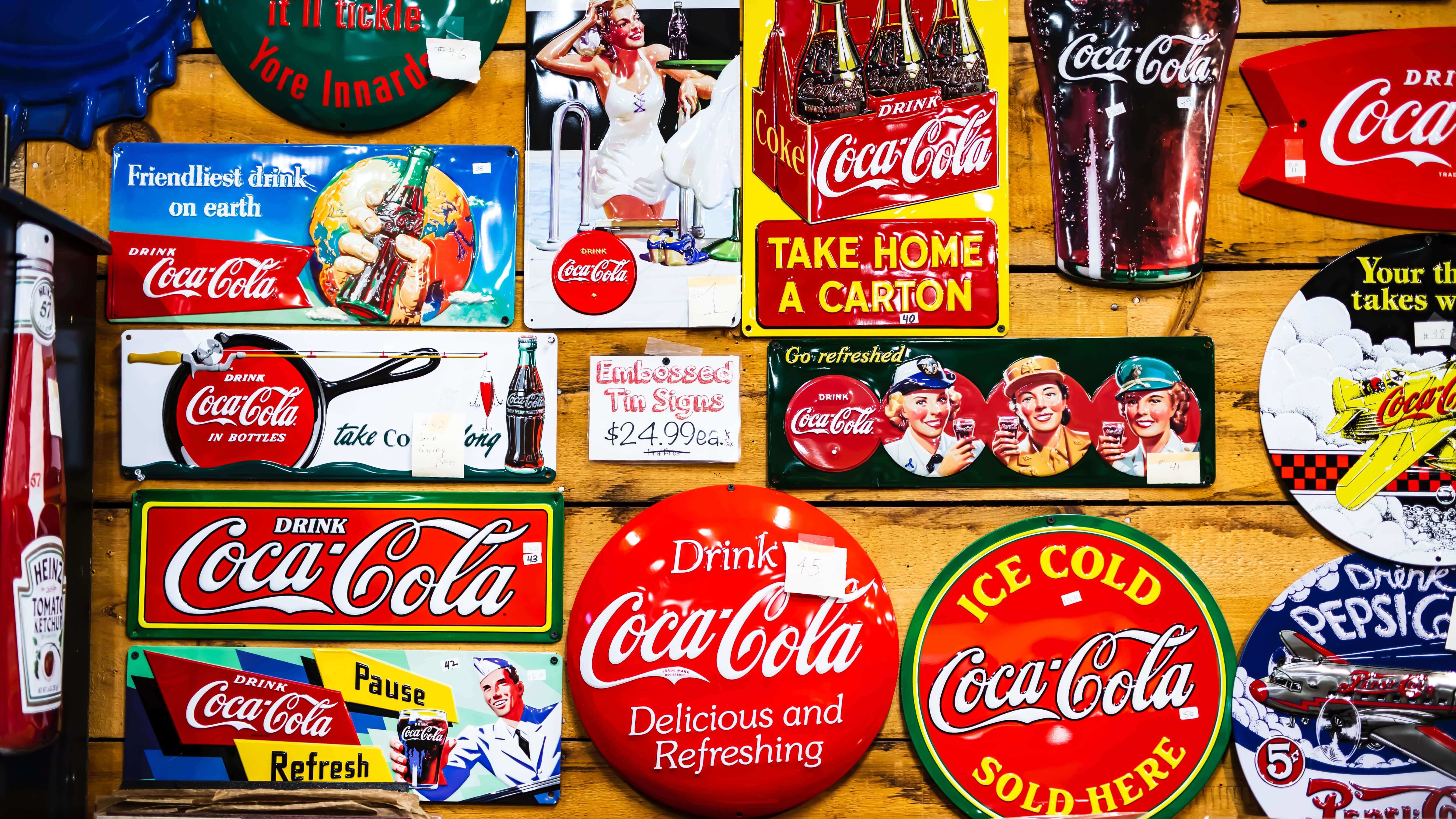 A Coca Cola aposta em embalagens e peças publicitarias vintage. Foto: Unsplash. 
