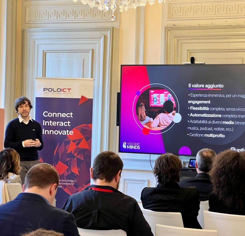 Davide Morra presenta i progetti innovativi di Volcanic Minds durante la conferenza Future Vision.