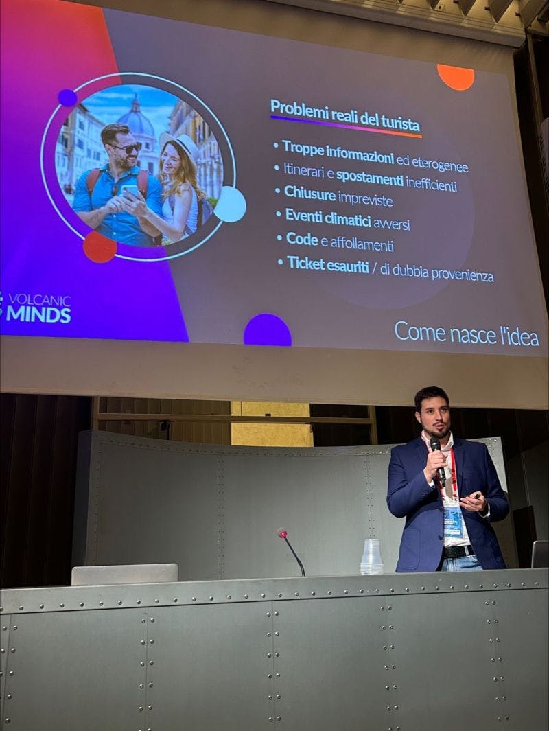 Volcanic Minds sul palco durante la presentazione al Corporate Meeting del Polo ICT