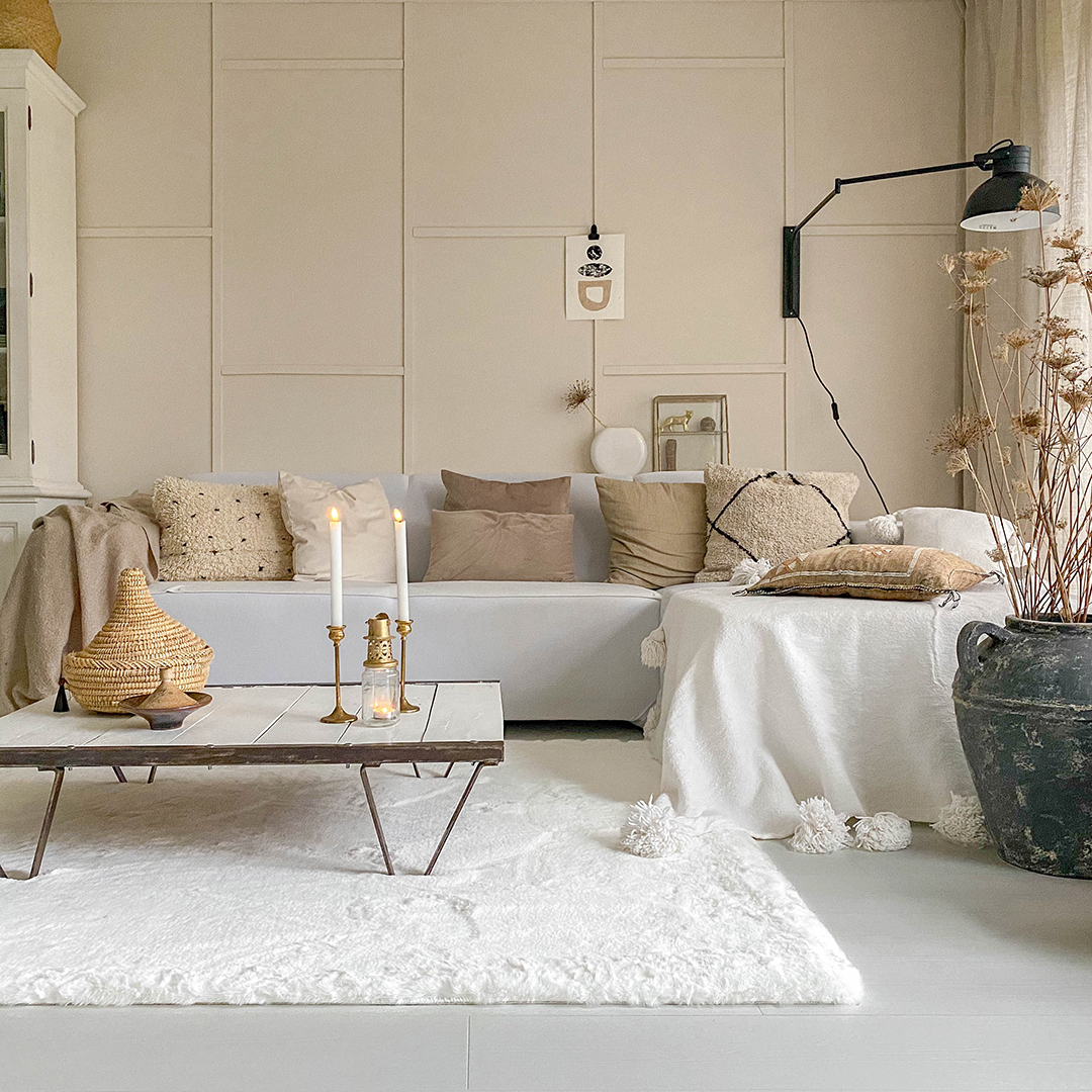 beige wohnzimmer mit weißen teppich