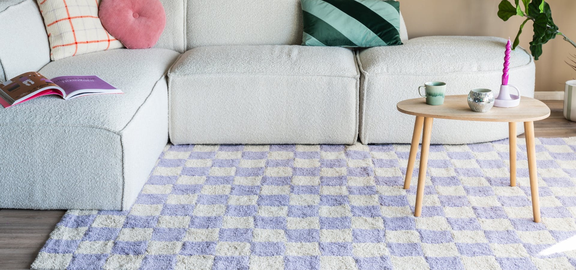 hoekbank met checkerboard vloerkleed
