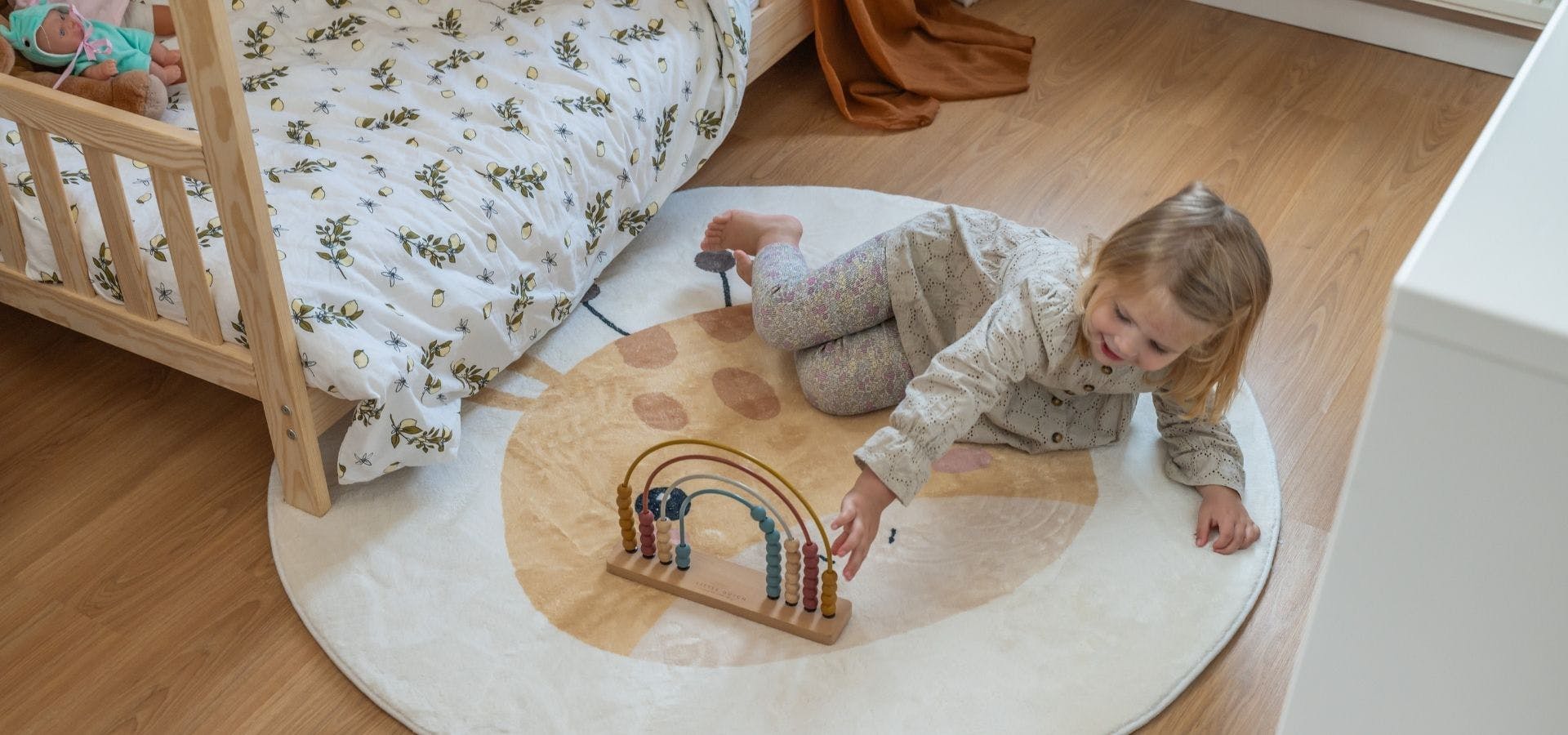 Kind speelt op speelkleed 