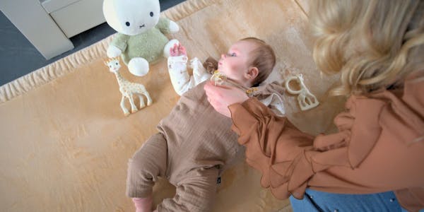 Niemowlę leżące na macie do zabawy