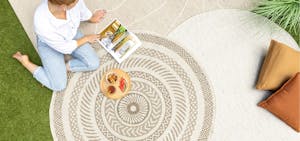 Ronde buitenkleden over elkaar gestyled