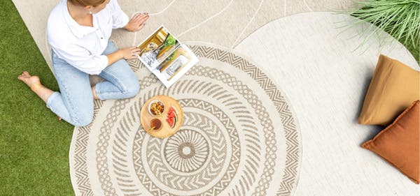 Ronde buitenkleden over elkaar gestyled