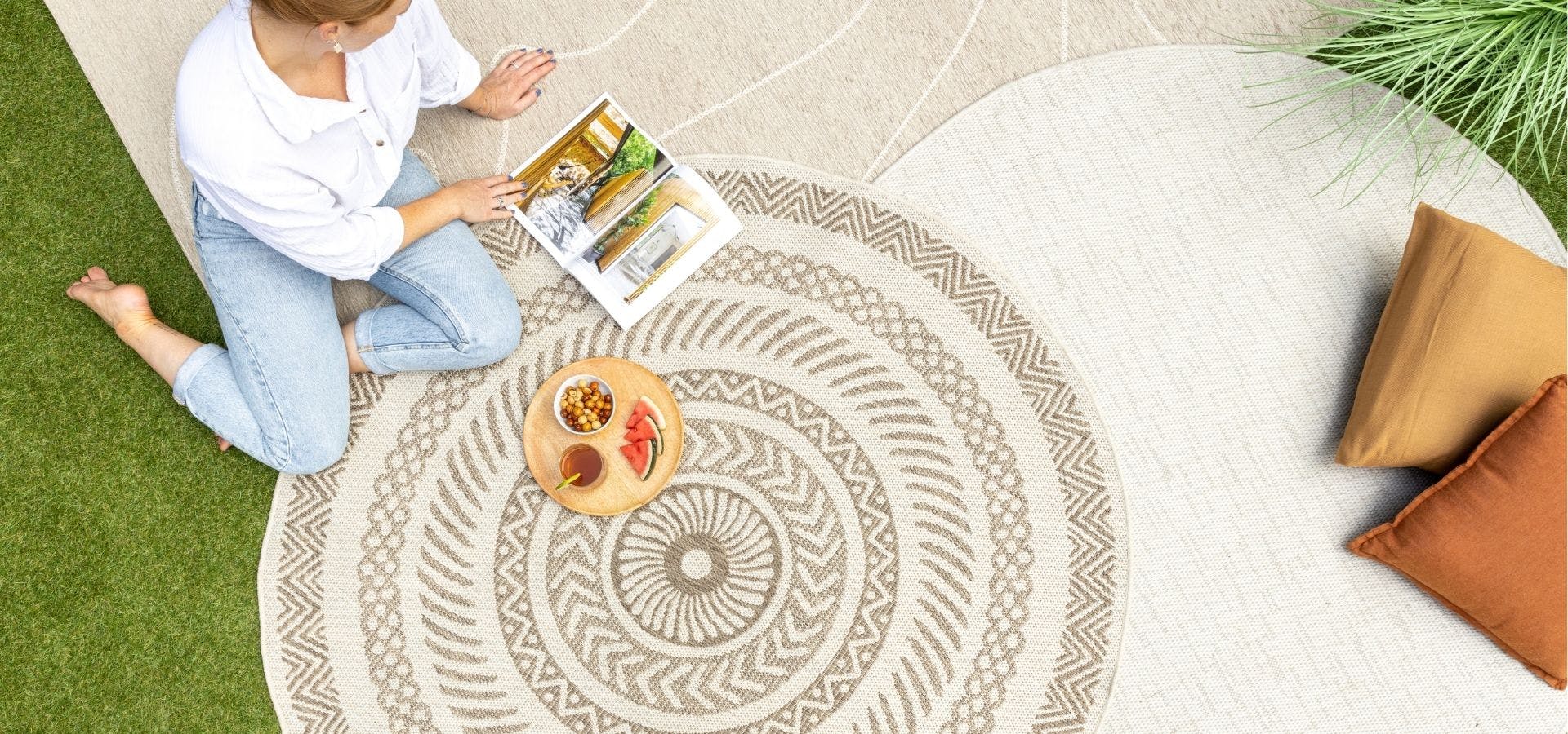 Ronde buitenkleden over elkaar gestyled